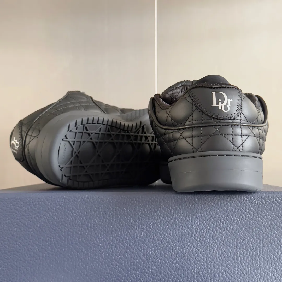 [DIOR] P: 820💰 Men's 39-44. (Male 38. 45. Customized) Dior Dior B9S series top version bread shoes casual sports shoes skate shoes original purchase development and production This new B9S skateboard sneakers are inspired by skateboarding and Dior's high-order spirit. Crafted from navy blue cotton tweed, the classic cannage pattern is reinterpreted with grained calfskin details in homage to Dior's savoir-faire. Padded tongue and technical fabric leg provide ideal comfort. Iconic details abound throughout the design, such as the Dior signature on the heel and tongue, cannage-patterned panels, and the rubber Dior Charm signature on the side inspired by the Dior logo. The rubber soles engraved with Oblique printing with a gradient effect are more refined and can add a high-end temperament to various looks. Exquisite packaging at the delivery counter🛍📦 ▪️Fabric: Original customized first-layer cowhide + tweed ▪️Inner lining: Customized breathable lining ▪️Outsole: Original open-molded anti-slip TPU material ▪️Sole thickness: 3.5CM.